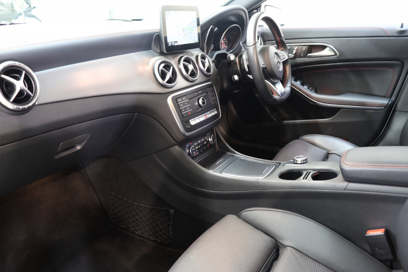 メルセデスベンツ CLAクラス CLA180ｽﾎﾟｰﾂ AMGﾚｻﾞｰｴｸｽｸﾙｰｼﾌﾞ&ﾚｰﾀﾞｰｾｰﾌﾃｨPKG　後期 1ｵｰﾅｰ ｷｰﾚｽｺﾞｰ 黒本革 ﾊﾟﾉﾗﾏSR HDDﾅﾋﾞTV ｽﾏﾎ連携 harman/kardon ﾊﾞｯｸｶﾒﾗ PTS ﾌｯﾄﾄﾗﾝｸｵｰﾌﾟﾅｰ LEDﾗｲﾄ AMGｴｱﾛ&18AW ﾀﾞｲﾅﾐｯｸｾﾚｸﾄ 7AT　2年保証