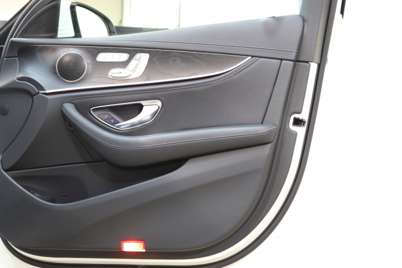 メルセデスベンツ Eクラス E220d AVG AMGﾗｲﾝ ﾚｰﾀﾞｰｾｰﾌﾃｨPKG　中期 NEWｽﾃｱﾘﾝｸﾞ MEｺﾈｸﾄ ｷｰﾚｽｺﾞｰ 黒本革 ｼｰﾄﾋｰﾀｰ ﾊﾟﾉﾗﾏSR  HDDﾅﾋﾞTV ｽﾏﾎ連携  360ｶﾒﾗ PTS LEDﾗｲﾄ  AMGｴｱﾛ&19AW ﾀﾞｲﾅﾐｯｸｾﾚｸﾄ 9AT　2年保証