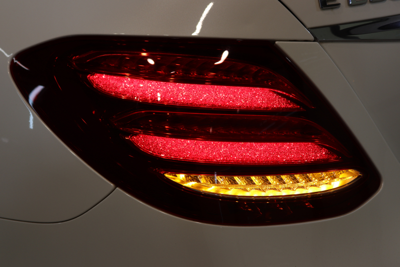 メルセデスベンツ Eクラス E220d AVG AMGﾗｲﾝ ﾚｰﾀﾞｰｾｰﾌﾃｨPKG　中期 NEWｽﾃｱﾘﾝｸﾞ MEｺﾈｸﾄ ｷｰﾚｽｺﾞｰ 黒本革 ｼｰﾄﾋｰﾀｰ ﾊﾟﾉﾗﾏSR  HDDﾅﾋﾞTV ｽﾏﾎ連携  360ｶﾒﾗ PTS LEDﾗｲﾄ  AMGｴｱﾛ&19AW ﾀﾞｲﾅﾐｯｸｾﾚｸﾄ 9AT　2年保証