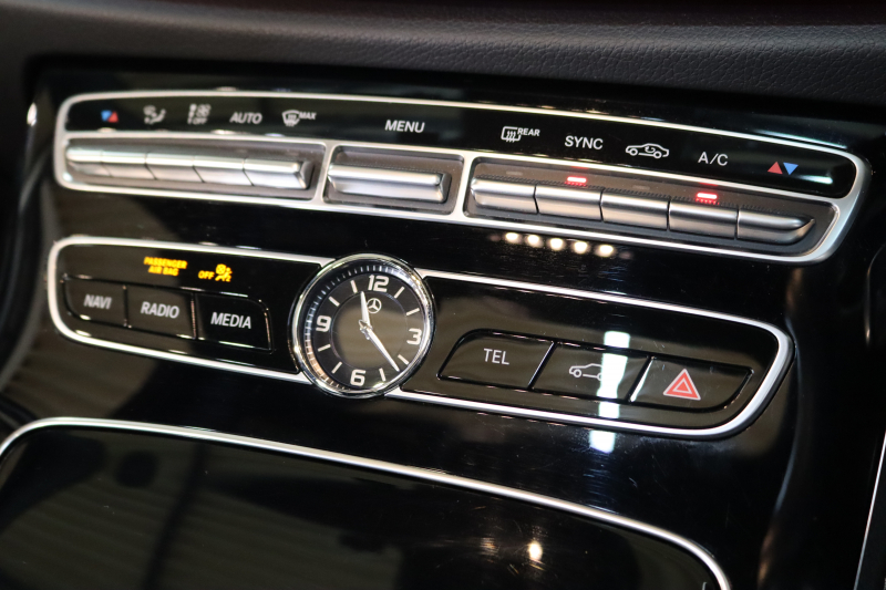 メルセデスベンツ Eクラス E220d AVG AMGﾗｲﾝ ﾚｰﾀﾞｰｾｰﾌﾃｨPKG　中期 NEWｽﾃｱﾘﾝｸﾞ MEｺﾈｸﾄ ｷｰﾚｽｺﾞｰ 黒本革 ｼｰﾄﾋｰﾀｰ ﾊﾟﾉﾗﾏSR  HDDﾅﾋﾞTV ｽﾏﾎ連携  360ｶﾒﾗ PTS LEDﾗｲﾄ  AMGｴｱﾛ&19AW ﾀﾞｲﾅﾐｯｸｾﾚｸﾄ 9AT　2年保証