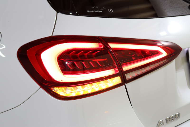 メルセデスベンツ Aクラス A180ｽﾀｲﾙ AMGﾗｲﾝ AMGﾚｻﾞｰｴｸｽｸﾙｰｼﾌﾞ&ﾚｰﾀﾞｰｾｰﾌﾃｨPKG　MEｺﾈｸﾄ ｷｰﾚｽｺﾞｰ 赤/黒本革 ｼｰﾄﾋｰﾀｰ MBUXﾅﾋﾞTV BT音楽 Bｶﾒﾗ PTS LEDﾗｲﾄ AMGｴｱﾛ&18AW ﾜｲﾔﾚｽ充電　2年保証【期間限定在庫】