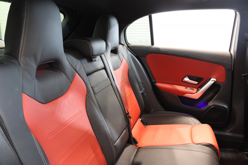 メルセデスベンツ Aクラス A180ｽﾀｲﾙ AMGﾗｲﾝ AMGﾚｻﾞｰｴｸｽｸﾙｰｼﾌﾞ&ﾚｰﾀﾞｰｾｰﾌﾃｨPKG　MEｺﾈｸﾄ ｷｰﾚｽｺﾞｰ 赤/黒本革 ｼｰﾄﾋｰﾀｰ MBUXﾅﾋﾞTV BT音楽 Bｶﾒﾗ PTS LEDﾗｲﾄ AMGｴｱﾛ&18AW ﾜｲﾔﾚｽ充電　2年保証【期間限定在庫】