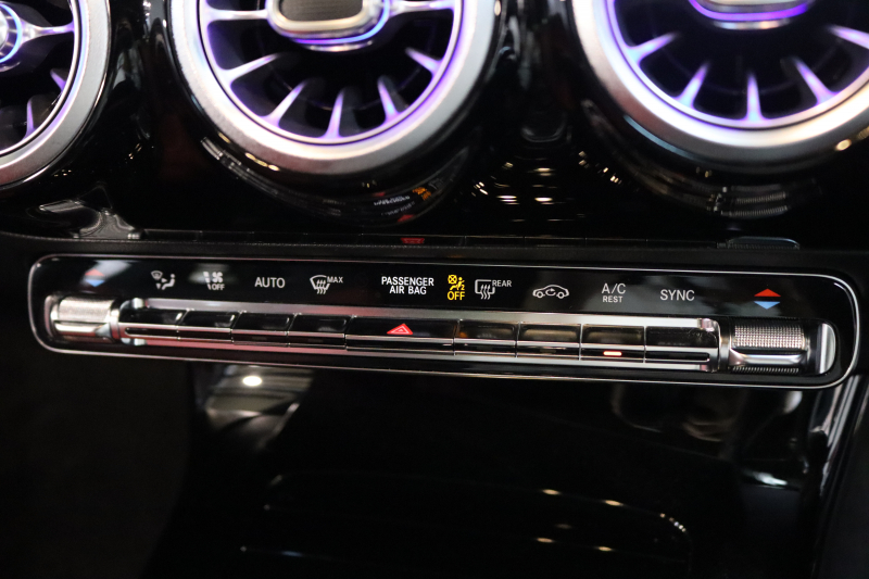 メルセデスベンツ Aクラス A180ｽﾀｲﾙ AMGﾗｲﾝ AMGﾚｻﾞｰｴｸｽｸﾙｰｼﾌﾞ&ﾚｰﾀﾞｰｾｰﾌﾃｨPKG　MEｺﾈｸﾄ ｷｰﾚｽｺﾞｰ 赤/黒本革 ｼｰﾄﾋｰﾀｰ MBUXﾅﾋﾞTV BT音楽 Bｶﾒﾗ PTS LEDﾗｲﾄ AMGｴｱﾛ&18AW ﾜｲﾔﾚｽ充電　2年保証【期間限定在庫】