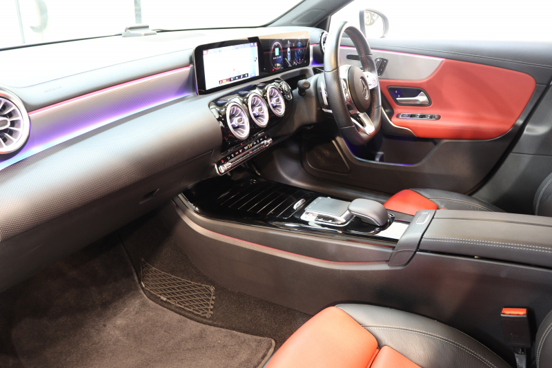 メルセデスベンツ Aクラス A180ｽﾀｲﾙ AMGﾗｲﾝ AMGﾚｻﾞｰｴｸｽｸﾙｰｼﾌﾞ&ﾚｰﾀﾞｰｾｰﾌﾃｨPKG　MEｺﾈｸﾄ ｷｰﾚｽｺﾞｰ 赤/黒本革 ｼｰﾄﾋｰﾀｰ MBUXﾅﾋﾞTV BT音楽 Bｶﾒﾗ PTS LEDﾗｲﾄ AMGｴｱﾛ&18AW ﾜｲﾔﾚｽ充電　2年保証【期間限定在庫】