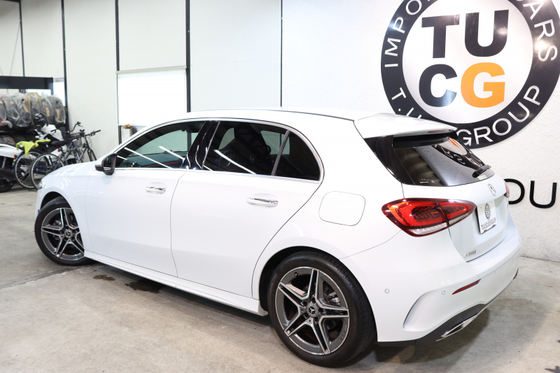 メルセデスベンツ Aクラス A180ｽﾀｲﾙ AMGﾗｲﾝ AMGﾚｻﾞｰｴｸｽｸﾙｰｼﾌﾞ&ﾚｰﾀﾞｰｾｰﾌﾃｨPKG　MEｺﾈｸﾄ ｷｰﾚｽｺﾞｰ 赤/黒本革 ｼｰﾄﾋｰﾀｰ MBUXﾅﾋﾞTV BT音楽 Bｶﾒﾗ PTS LEDﾗｲﾄ AMGｴｱﾛ&18AW ﾜｲﾔﾚｽ充電　2年保証【期間限定在庫】