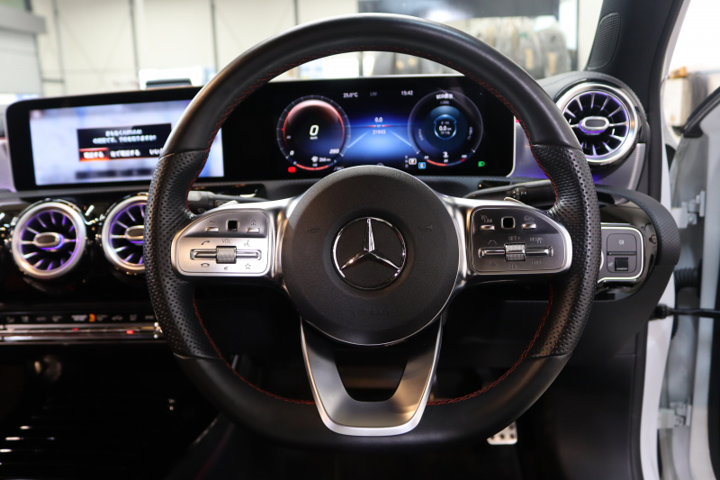 メルセデスベンツ Aクラス A180ｽﾀｲﾙ AMGﾗｲﾝ AMGﾚｻﾞｰｴｸｽｸﾙｰｼﾌﾞ&ﾚｰﾀﾞｰｾｰﾌﾃｨPKG　MEｺﾈｸﾄ ｷｰﾚｽｺﾞｰ 赤/黒本革 ｼｰﾄﾋｰﾀｰ MBUXﾅﾋﾞTV BT音楽 Bｶﾒﾗ PTS LEDﾗｲﾄ AMGｴｱﾛ&18AW ﾜｲﾔﾚｽ充電　2年保証【期間限定在庫】