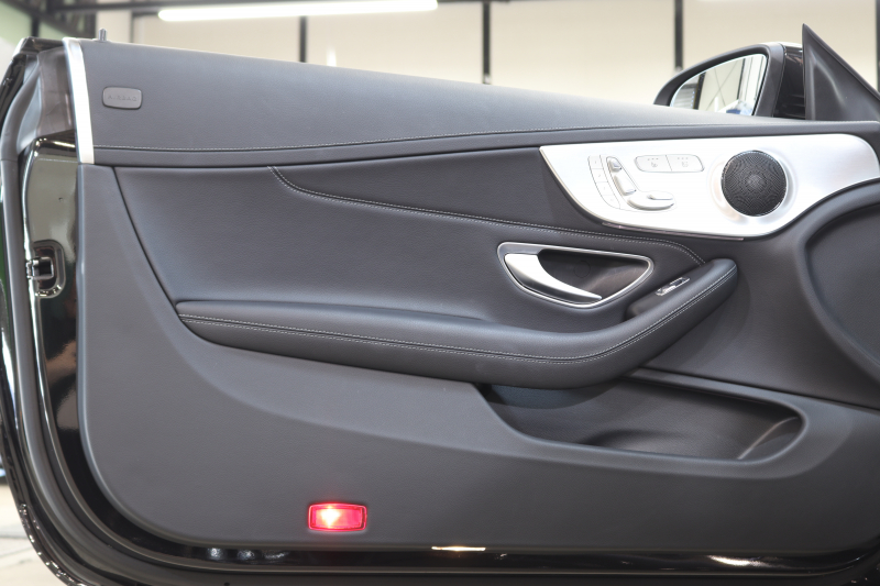 メルセデスベンツ Cクラス C180ｶﾌﾞﾘｵﾚ ｽﾎﾟｰﾂ ﾚｻﾞｰｴｸｽｸﾙｰｼﾌﾞ&ﾚｰﾀﾞｰｾｰﾌﾃｨPKG　ｷｰﾚｽｺﾞｰ 黒本革 赤幌 HDDﾅﾋﾞTV&ｷｬﾝｾﾗｰ  BT音楽 ﾊﾞｯｸｶﾒﾗ PTS DSRC LEDﾗｲﾄ AMGｴｱﾛ&19AW  ﾀﾞｲﾅﾐｯｸｾﾚｸﾄ 9AT　2年保証【期間限定在庫】