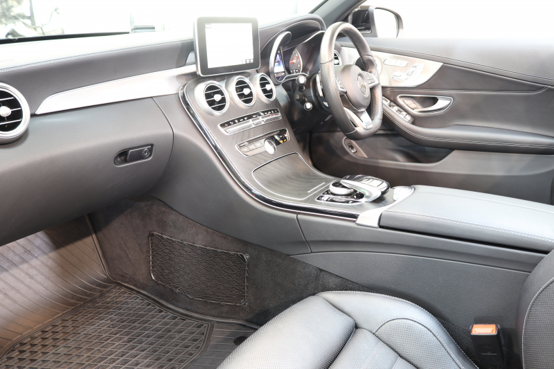 メルセデスベンツ Cクラス C180ｶﾌﾞﾘｵﾚ ｽﾎﾟｰﾂ ﾚｻﾞｰｴｸｽｸﾙｰｼﾌﾞ&ﾚｰﾀﾞｰｾｰﾌﾃｨPKG　ｷｰﾚｽｺﾞｰ 黒本革 赤幌 HDDﾅﾋﾞTV&ｷｬﾝｾﾗｰ  BT音楽 ﾊﾞｯｸｶﾒﾗ PTS DSRC LEDﾗｲﾄ AMGｴｱﾛ&19AW  ﾀﾞｲﾅﾐｯｸｾﾚｸﾄ 9AT　2年保証【期間限定在庫】