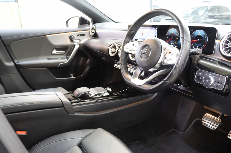 メルセデスベンツ Aクラス A180ｽﾀｲﾙ AMGﾗｲﾝ AMGﾚｻﾞｰｴｸｽｸﾙｰｼﾌﾞ&ｱﾄﾞﾊﾞﾝｽﾄﾞ&ﾚｰﾀﾞｰｾｰﾌﾃｨPKG　ｷｰﾚｽｺﾞｰ 灰/黒本革 ﾊﾟﾉﾗﾏSR ﾍｯﾄﾞｱｯﾌﾟD MBUXﾅﾋﾞTV ｽﾏﾎ連携 ｱﾄﾞﾊﾞﾝｽﾄﾞｻｳﾝﾄﾞ 360ｶﾒﾗ PTS LEDﾗｲﾄ AMGｴｱﾛ&18AW 7AT　2年保証