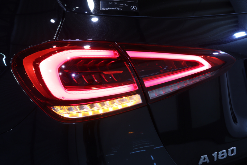 メルセデスベンツ Aクラス A180ｽﾀｲﾙ AMGﾗｲﾝ AMGﾚｻﾞｰｴｸｽｸﾙｰｼﾌﾞ&ｱﾄﾞﾊﾞﾝｽﾄﾞ&ﾚｰﾀﾞｰｾｰﾌﾃｨPKG　ｷｰﾚｽｺﾞｰ 灰/黒本革 ﾊﾟﾉﾗﾏSR ﾍｯﾄﾞｱｯﾌﾟD MBUXﾅﾋﾞTV ｽﾏﾎ連携 ｱﾄﾞﾊﾞﾝｽﾄﾞｻｳﾝﾄﾞ 360ｶﾒﾗ PTS LEDﾗｲﾄ AMGｴｱﾛ&18AW 7AT　2年保証