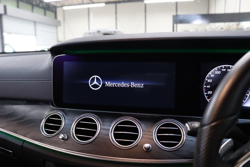 メルセデスベンツ Eクラス E200 AVG ｽﾎﾟｰﾂ ﾚｻﾞｰ&ﾚｰﾀﾞｰｾｰﾌﾃｨPKG　ｷｰﾚｽｺﾞｰ 黒本革 HDDﾅﾋﾞTV&ｷｬﾝｾﾗｰ ｽﾏﾎ連携 ﾌﾞﾙﾒｽﾀｰ 360ｶﾒﾗ PTS LEDﾗｲﾄ 自動ﾄﾗﾝｸ AMGｴｱﾛ&19AW ﾀﾞｲﾅﾐｯｸS 9AT　2年保証