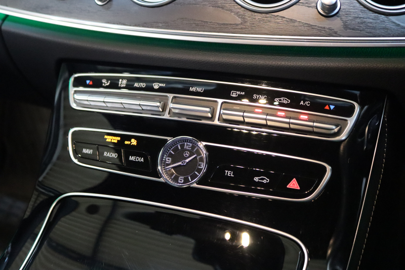 メルセデスベンツ Eクラス E200 AVG ｽﾎﾟｰﾂ ﾚｻﾞｰ&ﾚｰﾀﾞｰｾｰﾌﾃｨPKG　ｷｰﾚｽｺﾞｰ 黒本革 HDDﾅﾋﾞTV&ｷｬﾝｾﾗｰ ｽﾏﾎ連携 ﾌﾞﾙﾒｽﾀｰ 360ｶﾒﾗ PTS LEDﾗｲﾄ 自動ﾄﾗﾝｸ AMGｴｱﾛ&19AW ﾀﾞｲﾅﾐｯｸS 9AT　2年保証