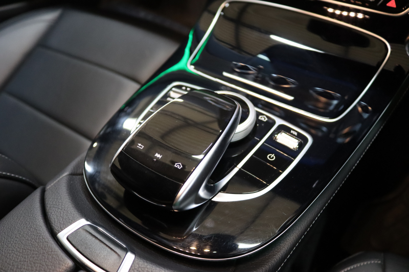 メルセデスベンツ Eクラス E200 AVG ｽﾎﾟｰﾂ ﾚｻﾞｰ&ﾚｰﾀﾞｰｾｰﾌﾃｨPKG　ｷｰﾚｽｺﾞｰ 黒本革 HDDﾅﾋﾞTV&ｷｬﾝｾﾗｰ ｽﾏﾎ連携 ﾌﾞﾙﾒｽﾀｰ 360ｶﾒﾗ PTS LEDﾗｲﾄ 自動ﾄﾗﾝｸ AMGｴｱﾛ&19AW ﾀﾞｲﾅﾐｯｸS 9AT　2年保証