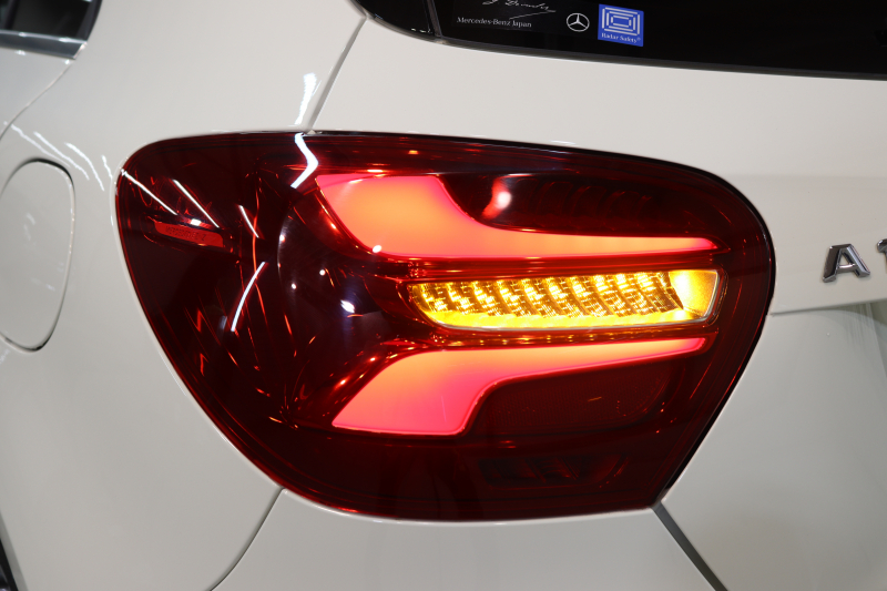 メルセデスベンツ Aクラス A180ｽﾎﾟｰﾂ ﾍﾞｰｼｯｸ&ﾚｰﾀﾞｰｾｰﾌﾃｨPKG　後期 ｷｰﾚｽｺﾞｰ ﾚｻﾞｰDINAMICAｼｰﾄ ｼｰﾄﾋｰﾀｰ HDDﾅﾋﾞTV BT音楽 ﾊﾞｯｸｶﾒﾗ PTS LEDﾗｲﾄ AMGｴｱﾛ&18AW ﾀﾞｲﾅﾐｯｸS 7AT　2年保証