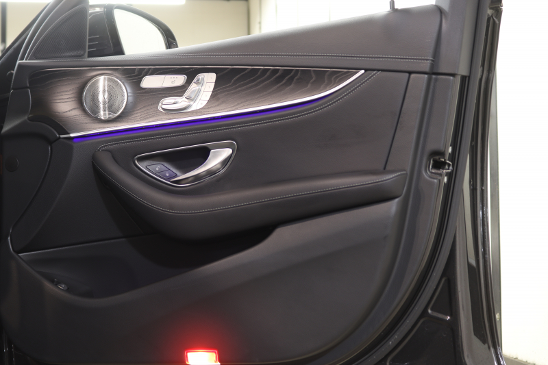 メルセデスベンツ Eクラス E200ｽﾎﾟｰﾂ AMGﾗｲﾝｲﾝﾃﾘｱ&ｴｸｽｸﾙｰｼﾌﾞ&ﾚｰﾀﾞｰｾｰﾌﾃｨPKG　BSG搭載 後期 ｷｰﾚｽｺﾞｰ 黒本革 ﾍｯﾄﾞｱｯﾌﾟD MBUXﾅﾋﾞTV ｽﾏﾎ連携 ﾌﾞﾙﾒｽﾀｰ 360ｶﾒﾗ PTS LEDﾗｲﾄ 自動ﾄﾗﾝｸ AMGｴｱﾛ&19AW 9AT　2年保証