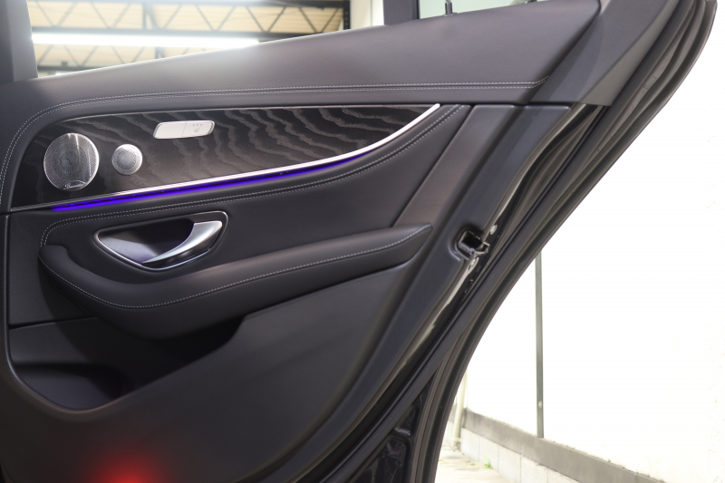 メルセデスベンツ Eクラス E200ｽﾎﾟｰﾂ AMGﾗｲﾝｲﾝﾃﾘｱ&ｴｸｽｸﾙｰｼﾌﾞ&ﾚｰﾀﾞｰｾｰﾌﾃｨPKG　BSG搭載 後期 ｷｰﾚｽｺﾞｰ 黒本革 ﾍｯﾄﾞｱｯﾌﾟD MBUXﾅﾋﾞTV ｽﾏﾎ連携 ﾌﾞﾙﾒｽﾀｰ 360ｶﾒﾗ PTS LEDﾗｲﾄ 自動ﾄﾗﾝｸ AMGｴｱﾛ&19AW 9AT　2年保証