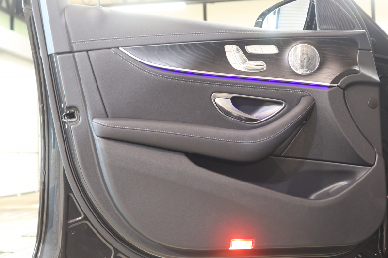 メルセデスベンツ Eクラス E200ｽﾎﾟｰﾂ AMGﾗｲﾝｲﾝﾃﾘｱ&ｴｸｽｸﾙｰｼﾌﾞ&ﾚｰﾀﾞｰｾｰﾌﾃｨPKG　BSG搭載 後期 ｷｰﾚｽｺﾞｰ 黒本革 ﾍｯﾄﾞｱｯﾌﾟD MBUXﾅﾋﾞTV ｽﾏﾎ連携 ﾌﾞﾙﾒｽﾀｰ 360ｶﾒﾗ PTS LEDﾗｲﾄ 自動ﾄﾗﾝｸ AMGｴｱﾛ&19AW 9AT　2年保証