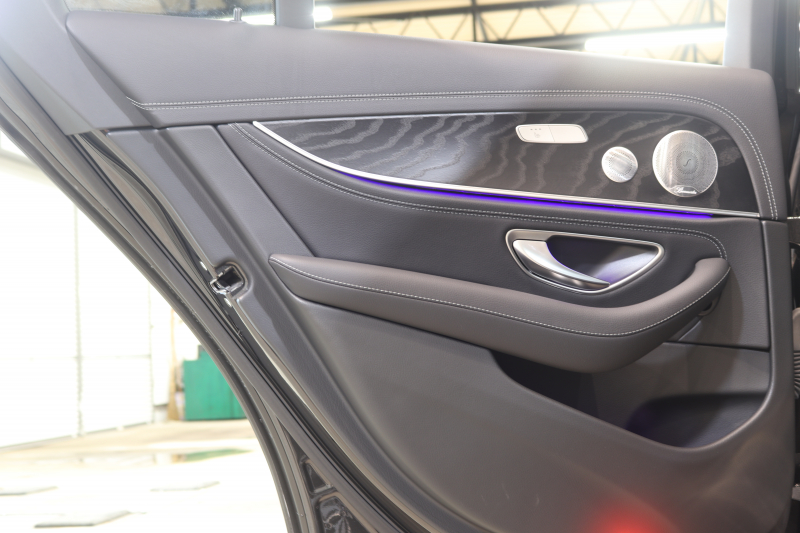 メルセデスベンツ Eクラス E200ｽﾎﾟｰﾂ AMGﾗｲﾝｲﾝﾃﾘｱ&ｴｸｽｸﾙｰｼﾌﾞ&ﾚｰﾀﾞｰｾｰﾌﾃｨPKG　BSG搭載 後期 ｷｰﾚｽｺﾞｰ 黒本革 ﾍｯﾄﾞｱｯﾌﾟD MBUXﾅﾋﾞTV ｽﾏﾎ連携 ﾌﾞﾙﾒｽﾀｰ 360ｶﾒﾗ PTS LEDﾗｲﾄ 自動ﾄﾗﾝｸ AMGｴｱﾛ&19AW 9AT　2年保証