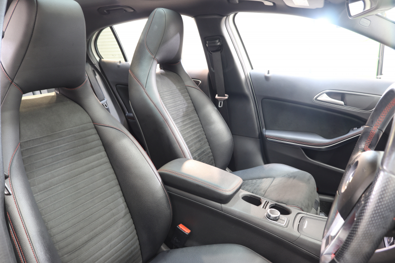 メルセデスベンツ GLA GLA250 4MATIC ｽﾎﾟｰﾂ ﾚｰﾀﾞｰｾｰﾌﾃｨPKG　中期 ｷｰﾚｽｺﾞｰ ﾚｻﾞｰDINAMICAｼｰﾄ ﾊﾟﾉﾗﾏSR HDDﾅﾋﾞTV BT音楽 ﾊﾞｯｸｶﾒﾗ PTS ｷｾﾉﾝﾗｲﾄ 自動Rｹﾞｰﾄ AMGｴｱﾛ&18AW 7AT　2年保証