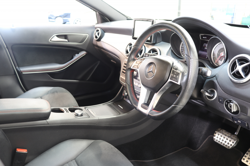 メルセデスベンツ GLA GLA250 4MATIC ｽﾎﾟｰﾂ ﾚｰﾀﾞｰｾｰﾌﾃｨPKG　中期 ｷｰﾚｽｺﾞｰ ﾚｻﾞｰDINAMICAｼｰﾄ ﾊﾟﾉﾗﾏSR HDDﾅﾋﾞTV BT音楽 ﾊﾞｯｸｶﾒﾗ PTS ｷｾﾉﾝﾗｲﾄ 自動Rｹﾞｰﾄ AMGｴｱﾛ&18AW 7AT　2年保証