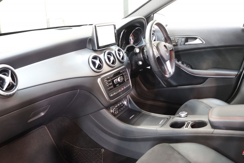 メルセデスベンツ GLA GLA250 4MATIC ｽﾎﾟｰﾂ ﾚｰﾀﾞｰｾｰﾌﾃｨPKG　中期 ｷｰﾚｽｺﾞｰ ﾚｻﾞｰDINAMICAｼｰﾄ ﾊﾟﾉﾗﾏSR HDDﾅﾋﾞTV BT音楽 ﾊﾞｯｸｶﾒﾗ PTS ｷｾﾉﾝﾗｲﾄ 自動Rｹﾞｰﾄ AMGｴｱﾛ&18AW 7AT　2年保証