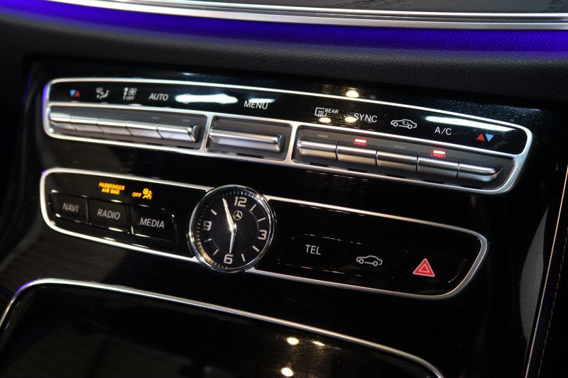 メルセデスベンツ Eクラス E220d ｽﾃｰｼｮﾝﾜｺﾞﾝ AVG ｽﾎﾟｰﾂ ﾚｻﾞｰ&ﾚｰﾀﾞｰｾｰﾌﾃｨPKG　ｷｰﾚｽｺﾞｰ 黒本革 HDDﾅﾋﾞTV ｽﾏﾎ連携 ﾌﾞﾙﾒｽﾀｰ 360ｶﾒﾗ PTS LEDﾗｲﾄ ﾌｯﾄﾄﾗﾝｸOP AMGｴｱﾛ&19AW ﾀﾞｲﾅﾐｯｸｾﾚｸﾄ 9AT　2年保証