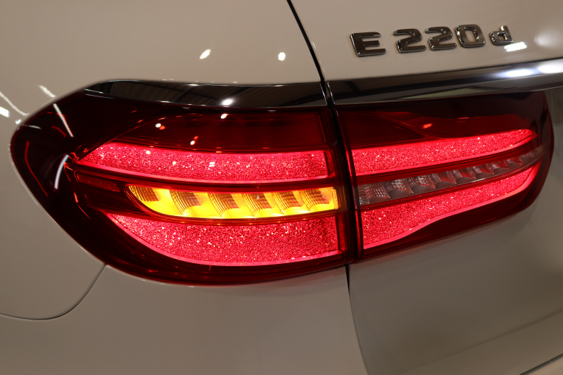 メルセデスベンツ Eクラス E220d ｽﾃｰｼｮﾝﾜｺﾞﾝ AVG ｽﾎﾟｰﾂ ﾚｻﾞｰ&ﾚｰﾀﾞｰｾｰﾌﾃｨPKG　ｷｰﾚｽｺﾞｰ 黒本革 HDDﾅﾋﾞTV ｽﾏﾎ連携 ﾌﾞﾙﾒｽﾀｰ 360ｶﾒﾗ PTS LEDﾗｲﾄ ﾌｯﾄﾄﾗﾝｸOP AMGｴｱﾛ&19AW ﾀﾞｲﾅﾐｯｸｾﾚｸﾄ 9AT　2年保証