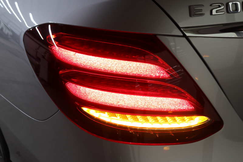 メルセデスベンツ Eクラス E200 AVG AMGﾗｲﾝ ｴｸｽｸﾙｰｼﾌﾞ&ﾚｰﾀﾞｰｾｰﾌﾃｨPKG　中期 BSG搭載 1ｵｰﾅｰ NEWｽﾃｱﾘﾝｸﾞ MEｺﾈｸﾄ ｷｰﾚｽｺﾞｰ 茶本革 全席ｼｰﾄﾋｰﾀｰ HUD HDDﾅﾋﾞTV ｽﾏﾎ連携 ﾌﾞﾙﾒｽﾀｰ 360ｶﾒﾗ PTS LEDﾗｲﾄ 自動ﾄﾗﾝｸ AMGｴｱﾛ&19AW ﾀﾞｲﾅﾐｯｸｾﾚｸﾄ 9AT　2年保証