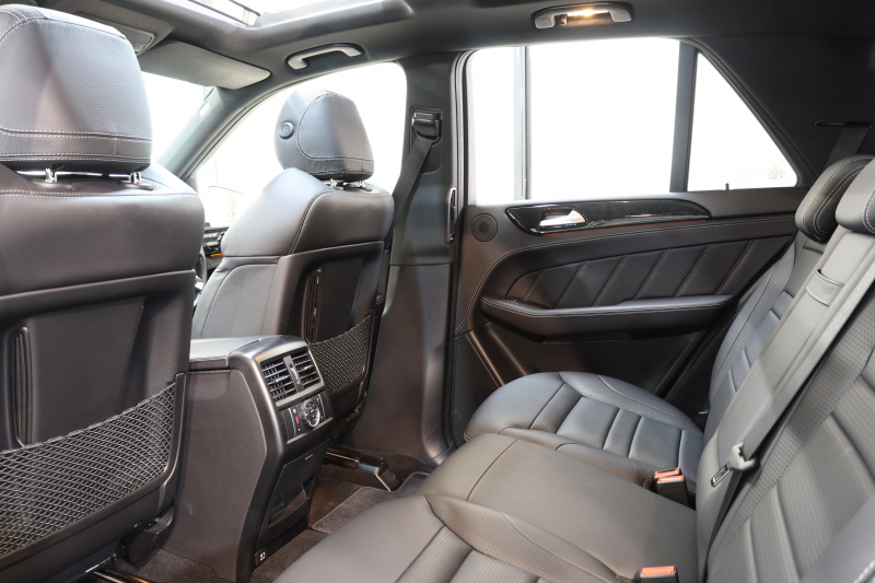 AMG Mクラス ML63 AMG　ｷｰﾚｽｺﾞｰ 黒本革 ﾊﾟﾉﾗﾏSR HDDﾅﾋﾞTV&ｷｬﾝｾﾗｰ BT音楽 harman/kardon ｻｲﾄﾞ&ﾊﾞｯｸｶﾒﾗ PTS ｷｾﾉﾝﾗｲﾄ AMG専用装備&ﾁｭｰﾆﾝｸﾞ 7AT　2年保証