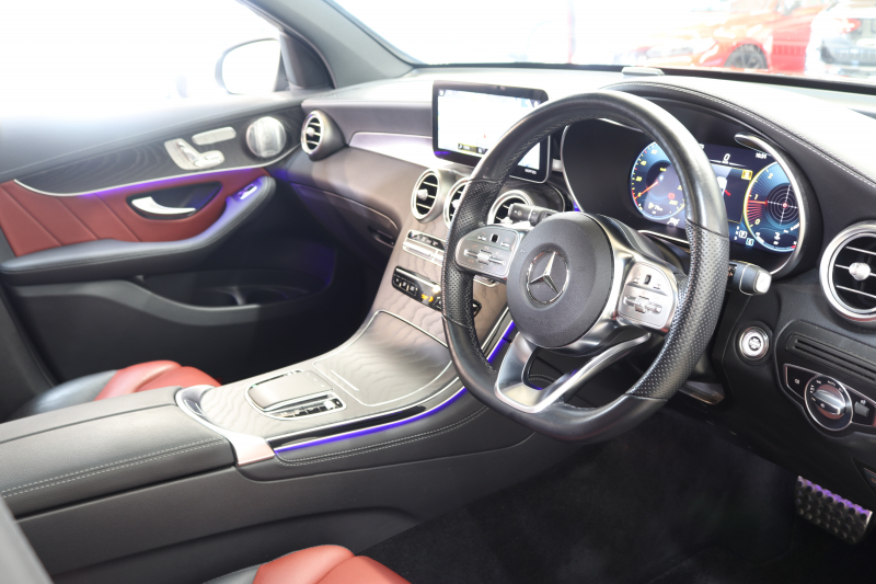 メルセデスベンツ GLC GLC220d 4MATIC AMGﾗｲﾝ ﾚｻﾞｰｴｸｽｸﾙｰｼﾌﾞ&ﾚｰﾀﾞｰｾｰﾌﾃｨPKG　後期 MEｺﾈｸﾄ ｷｰﾚｽｺﾞｰ 赤/黒本革 ﾊﾟﾉﾗﾏSR ﾍｯﾄﾞｱｯﾌﾟD MBUXﾅﾋﾞTV BT音楽 ﾌﾞﾙﾒｽﾀｰ 360ｶﾒﾗ PTS LEDﾗｲﾄ 自動Rｹﾞｰﾄ ﾊﾝｽﾞﾌﾘｰA AMGｴｱﾛ&19AW ﾜｲﾔﾚｽ充電 9AT　2年保証