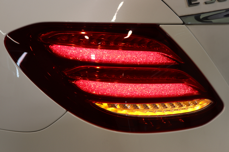 メルセデスベンツ Eクラス E300 AVG ｽﾎﾟｰﾂ ｴｸｽｸﾙｰｼﾌﾞ&ﾚｰﾀﾞｰｾｰﾌﾃｨPKG　中期 MEｺﾈｸﾄ ｷｰﾚｽｺﾞｰ 黒本革 ﾊﾟﾉﾗﾏSR ﾍｯﾄﾞｱｯﾌﾟD HDDﾅﾋﾞTV&ｷｬﾝｾﾗｰ ｽﾏﾎ連携 ﾌﾞﾙﾒｽﾀｰ 360ｶﾒﾗ PTS LEDﾗｲﾄ 自動ﾄﾗﾝｸ AMGｴｱﾛ&19AW 9AT　2年保証