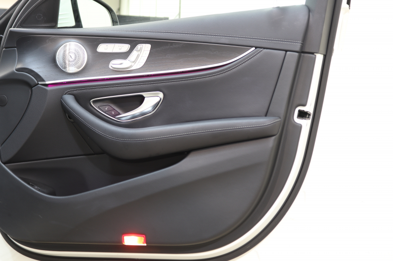 メルセデスベンツ Eクラス E300 AVG ｽﾎﾟｰﾂ ｴｸｽｸﾙｰｼﾌﾞ&ﾚｰﾀﾞｰｾｰﾌﾃｨPKG　中期 MEｺﾈｸﾄ ｷｰﾚｽｺﾞｰ 黒本革 ﾊﾟﾉﾗﾏSR ﾍｯﾄﾞｱｯﾌﾟD HDDﾅﾋﾞTV&ｷｬﾝｾﾗｰ ｽﾏﾎ連携 ﾌﾞﾙﾒｽﾀｰ 360ｶﾒﾗ PTS LEDﾗｲﾄ 自動ﾄﾗﾝｸ AMGｴｱﾛ&19AW 9AT　2年保証