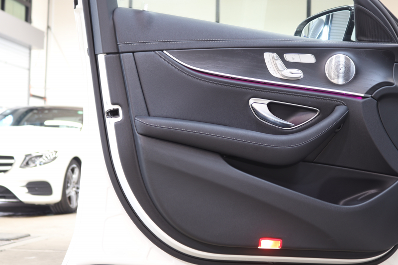 メルセデスベンツ Eクラス E300 AVG ｽﾎﾟｰﾂ ｴｸｽｸﾙｰｼﾌﾞ&ﾚｰﾀﾞｰｾｰﾌﾃｨPKG　中期 MEｺﾈｸﾄ ｷｰﾚｽｺﾞｰ 黒本革 ﾊﾟﾉﾗﾏSR ﾍｯﾄﾞｱｯﾌﾟD HDDﾅﾋﾞTV&ｷｬﾝｾﾗｰ ｽﾏﾎ連携 ﾌﾞﾙﾒｽﾀｰ 360ｶﾒﾗ PTS LEDﾗｲﾄ 自動ﾄﾗﾝｸ AMGｴｱﾛ&19AW 9AT　2年保証