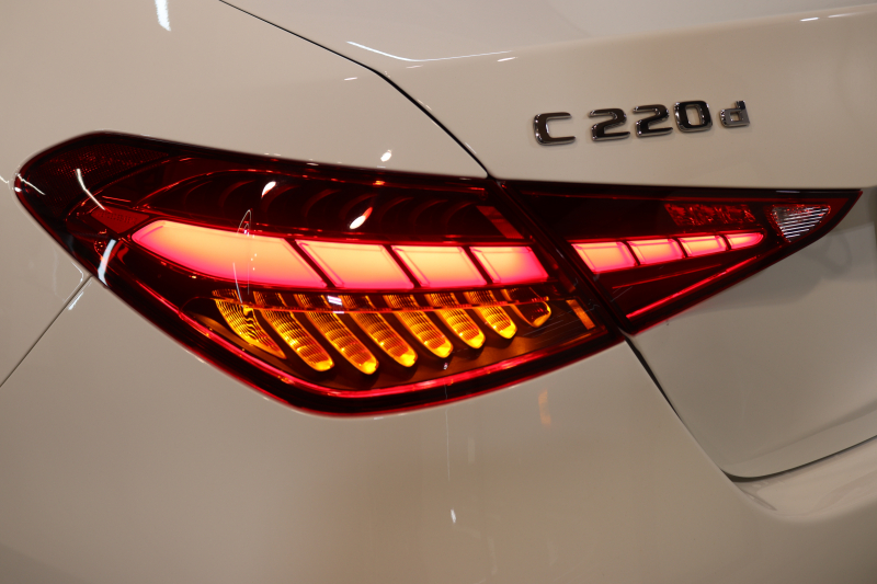 メルセデスベンツ Cクラス C220d AVG AMGﾗｲﾝ ﾚｻﾞｰｴｸｽｸﾙｰｼﾌﾞﾍﾞｰｼｯｸ&ﾚｰﾀﾞｰｾｰﾌﾃｨPKG　ISG搭載 ｷｰﾚｽｺﾞｰ 黒本革 ﾊﾟﾉﾗﾏSR ﾍｯﾄﾞｱｯﾌﾟD MBUXﾅﾋﾞTV&ARﾅﾋﾞ ｽﾏﾎ連携 360ｶﾒﾗ PTS LEDﾗｲﾄ 自動ﾄﾗﾝｸ AMGｴｱﾛ&18AW Rｱｸｽﾙｽﾃｱﾘﾝｸﾞ 9AT　2年保証