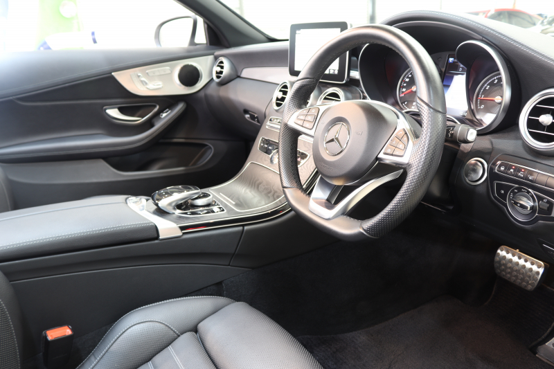 メルセデスベンツ Cクラス C180ｶﾌﾞﾘｵﾚ ｽﾎﾟｰﾂ ﾚｻﾞｰｴｸｽｸﾙｰｼﾌﾞ&ﾚｰﾀﾞｰｾｰﾌﾃｨPKG　ｷｰﾚｽｺﾞｰ 黒本革 ｴｱｽｶｰﾌ ﾍｯﾄﾞｱｯﾌﾟD HDDﾅﾋﾞTV BT音楽 ﾊﾞｯｸｶﾒﾗ PTS LEDﾗｲﾄ AMGｴｱﾛ&19AW ﾀﾞｲﾅﾐｯｸS 黒幌 9AT　2年保証