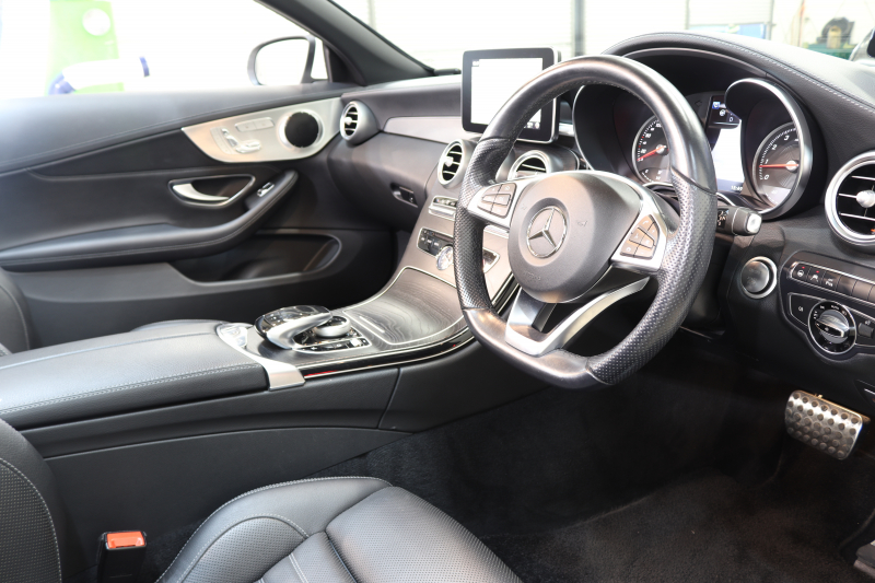 メルセデスベンツ Cクラス C180ｶﾌﾞﾘｵﾚ ｽﾎﾟｰﾂ ﾚｻﾞｰｴｸｽｸﾙｰｼﾌﾞ&ﾚｰﾀﾞｰｾｰﾌﾃｨPKG　ｷｰﾚｽｺﾞｰ 黒本革 ｴｱｽｶｰﾌ HDDﾅﾋﾞTV&ｷｬﾝｾﾗｰ BT音楽 ﾊﾞｯｸｶﾒﾗ PTS LEDﾗｲﾄ AMGｴｱﾛ&19AW 黒幌 9AT　2年保証