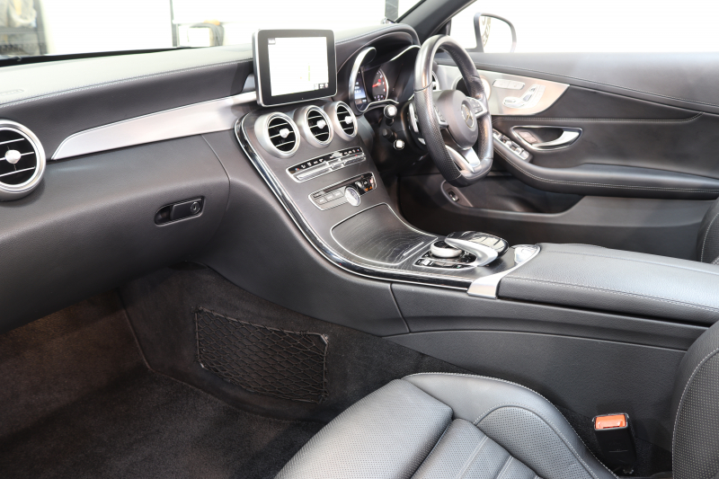 メルセデスベンツ Cクラス C180ｶﾌﾞﾘｵﾚ ｽﾎﾟｰﾂ ﾚｻﾞｰｴｸｽｸﾙｰｼﾌﾞ&ﾚｰﾀﾞｰｾｰﾌﾃｨPKG　ｷｰﾚｽｺﾞｰ 黒本革 ｴｱｽｶｰﾌ HDDﾅﾋﾞTV&ｷｬﾝｾﾗｰ BT音楽 ﾊﾞｯｸｶﾒﾗ PTS LEDﾗｲﾄ AMGｴｱﾛ&19AW 黒幌 9AT　2年保証