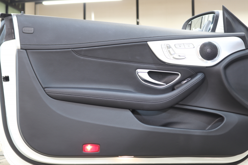 メルセデスベンツ Cクラス C180ｶﾌﾞﾘｵﾚ ｽﾎﾟｰﾂ ﾚｻﾞｰｴｸｽｸﾙｰｼﾌﾞ&ﾚｰﾀﾞｰｾｰﾌﾃｨPKG　ｷｰﾚｽｺﾞｰ 黒本革 ｴｱｽｶｰﾌ HDDﾅﾋﾞTV&ｷｬﾝｾﾗｰ BT音楽 ﾊﾞｯｸｶﾒﾗ PTS LEDﾗｲﾄ AMGｴｱﾛ&19AW 黒幌 9AT　2年保証