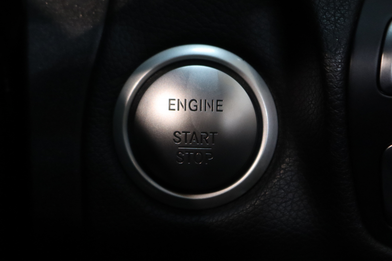 メルセデスベンツ Cクラス C180ｶﾌﾞﾘｵﾚ ｽﾎﾟｰﾂ ﾚｻﾞｰｴｸｽｸﾙｰｼﾌﾞ&ﾚｰﾀﾞｰｾｰﾌﾃｨPKG　ｷｰﾚｽｺﾞｰ 黒本革 ｴｱｽｶｰﾌ HDDﾅﾋﾞTV&ｷｬﾝｾﾗｰ BT音楽 ﾊﾞｯｸｶﾒﾗ PTS LEDﾗｲﾄ AMGｴｱﾛ&19AW 黒幌 9AT　2年保証