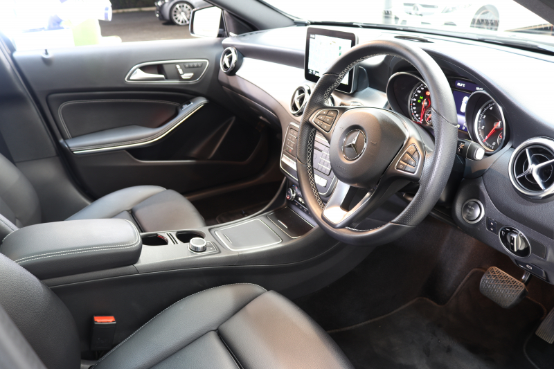 メルセデスベンツ GLA GLA220 4MATIC ﾌﾟﾚﾐｱﾑ&ﾚｰﾀﾞｰｾｰﾌﾃｨPKG　後期 ｷｰﾚｽｺﾞｰ 黒革 ﾊﾟﾉﾗﾏSR HDDﾅﾋﾞTV ｽﾏﾎ連携 harman/kardon ﾊﾞｯｸｶﾒﾗ PTS LEDﾗｲﾄ 自動Rｹﾞｰﾄ ﾊﾝｽﾞﾌﾘｰA 18AW ﾀﾞｲﾅﾐｯｸS　2年保証