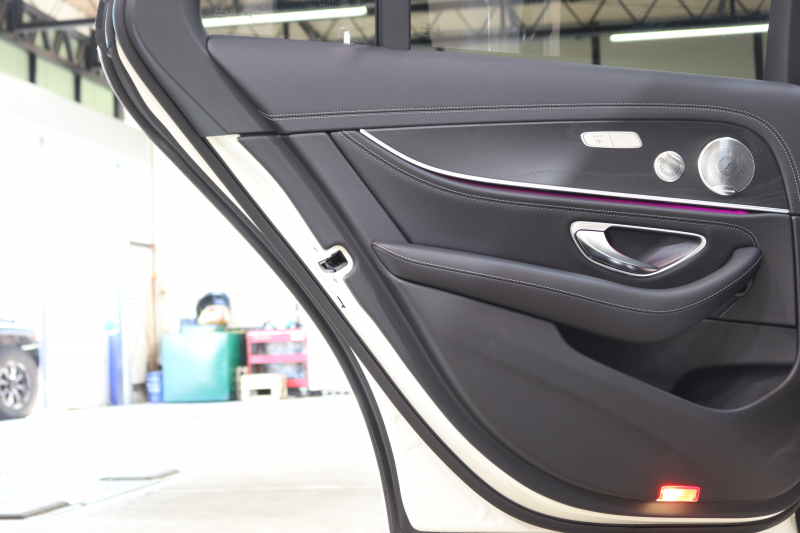 メルセデスベンツ Eクラス E220d AVG ｽﾎﾟｰﾂ ﾚｻﾞｰ&ﾚｰﾀﾞｰｾｰﾌﾃｨPKG　ｷｰﾚｽｺﾞｰ 黒本革 HDDﾅﾋﾞTV ｽﾏﾎ連携 ﾌﾞﾙﾒｽﾀｰ 360ｶﾒﾗ PTS LEDﾗｲﾄ 自動ﾄﾗﾝｸ AMGｴｱﾛ&19AW ﾀﾞｲﾅﾐｯｸS 9AT　2年保証