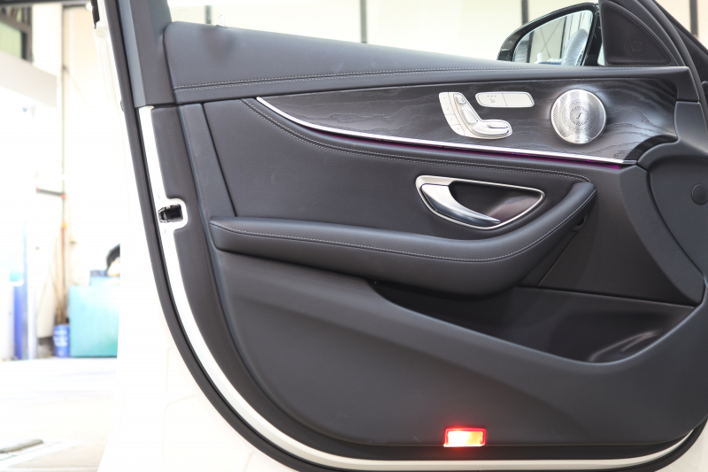 メルセデスベンツ Eクラス E220d AVG ｽﾎﾟｰﾂ ﾚｻﾞｰ&ﾚｰﾀﾞｰｾｰﾌﾃｨPKG　ｷｰﾚｽｺﾞｰ 黒本革 HDDﾅﾋﾞTV ｽﾏﾎ連携 ﾌﾞﾙﾒｽﾀｰ 360ｶﾒﾗ PTS LEDﾗｲﾄ 自動ﾄﾗﾝｸ AMGｴｱﾛ&19AW ﾀﾞｲﾅﾐｯｸS 9AT　2年保証