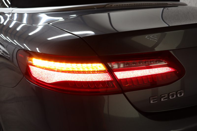 メルセデスベンツ Eクラス E200ｶﾌﾞﾘｵﾚ ｽﾎﾟｰﾂ ﾚｻﾞｰ&ﾚｰﾀﾞｰｾｰﾌﾃｨPKG　中期 NEWｽﾃｱﾘﾝｸﾞ ｷｰﾚｽｺﾞｰ 黒本革 ｴｱｽｶｰﾌ ﾍｯﾄﾞｱｯﾌﾟD HDDﾅﾋﾞTV ｽﾏﾎ連携 ﾌﾞﾙﾒｽﾀｰ 360ｶﾒﾗ PTS LEDﾗｲﾄ AMGｴｱﾛ&19AW ｴｱﾊﾞﾗﾝｽP 黒幌 9AT　2年保証