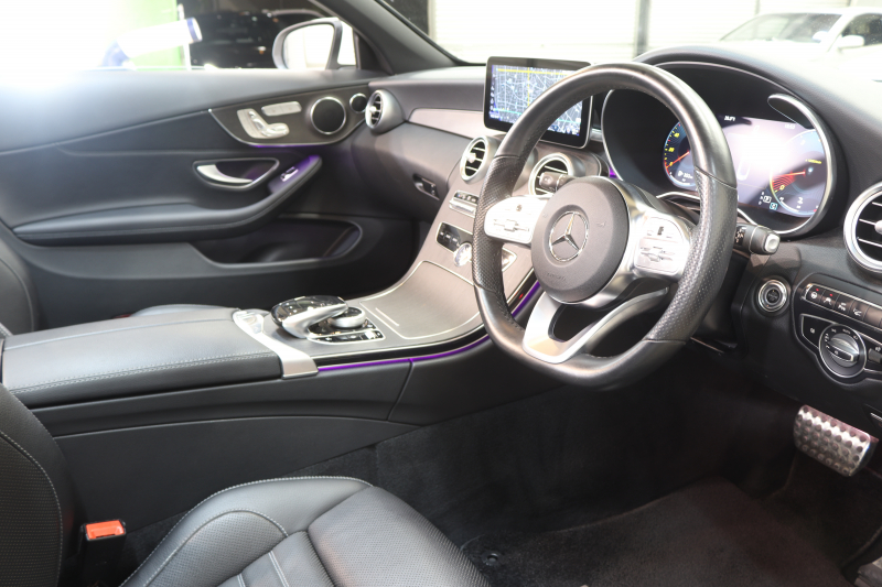 メルセデスベンツ Cクラス C180ｶﾌﾞﾘｵﾚ ｽﾎﾟｰﾂ ﾚｻﾞｰｴｸｽｸﾙｰｼﾌﾞ&ﾚｰﾀﾞｰｾｰﾌﾃｨPKG　後期 MEｺﾈｸﾄ ｷｰﾚｽｺﾞｰ 黒本革 ｴｱｽｶｰﾌ ﾍｯﾄﾞｱｯﾌﾟD HDDﾅﾋﾞTV&ｷｬﾝｾﾗｰ ｽﾏﾎ連携 ﾊﾞｯｸｶﾒﾗ PTS LEDﾗｲﾄ AMGｴｱﾛ&19AW ｴｱｻｽ ﾀﾞｲﾅﾐｯｸS 9AT　2年保証