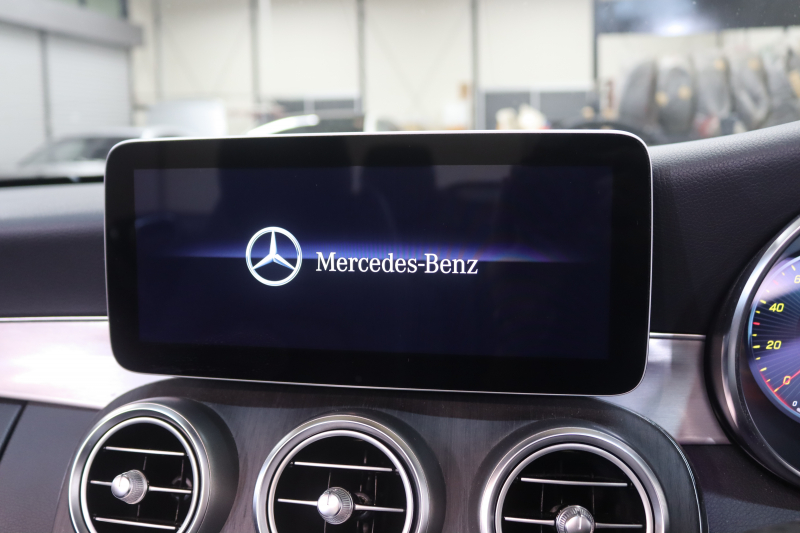 メルセデスベンツ Cクラス C180ｶﾌﾞﾘｵﾚ ｽﾎﾟｰﾂ ﾚｻﾞｰｴｸｽｸﾙｰｼﾌﾞ&ﾚｰﾀﾞｰｾｰﾌﾃｨPKG　後期 MEｺﾈｸﾄ ｷｰﾚｽｺﾞｰ 黒本革 ｴｱｽｶｰﾌ ﾍｯﾄﾞｱｯﾌﾟD HDDﾅﾋﾞTV&ｷｬﾝｾﾗｰ ｽﾏﾎ連携 ﾊﾞｯｸｶﾒﾗ PTS LEDﾗｲﾄ AMGｴｱﾛ&19AW ｴｱｻｽ ﾀﾞｲﾅﾐｯｸS 9AT　2年保証