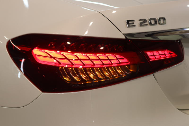 メルセデスベンツ Eクラス E200 ｽﾎﾟｰﾂ AMGﾗｲﾝｲﾝﾃﾘｱ&ｴｸｽｸﾙｰｼﾌﾞ&ﾚｰﾀﾞｰｾｰﾌﾃｨPKG　BSG搭載 後期 1ｵｰﾅｰ MEｺﾈｸﾄ ｷｰﾚｽｺﾞｰ 黒本革 ﾍｯﾄﾞｱｯﾌﾟD MBUXﾅﾋﾞTV&ARﾅﾋﾞ ｽﾏﾎ連携 ﾌﾞﾙﾒｽﾀｰ 360ｶﾒﾗ PTS LEDﾗｲﾄ 自動ﾄﾗﾝｸ AMGｴｱﾛ&19AW ﾜｲﾔﾚｽ充電 9AT　2年保証