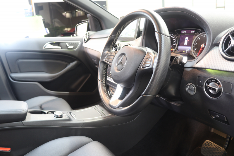 メルセデスベンツ Bクラス B180 ﾌﾟﾚﾐｱﾑ&ﾚｰﾀﾞｰｾｰﾌﾃｨPKG　後期 1ｵｰﾅｰ ｷｰﾚｽｺﾞｰ 黒革 ﾊﾟﾉﾗﾏSR HDDﾅﾋﾞTV ｽﾏﾎ連携 harman/kardon ﾊﾞｯｸｶﾒﾗ PTS LEDﾗｲﾄ EASY-VARIO PLUS 17AW 7AT　2年保証