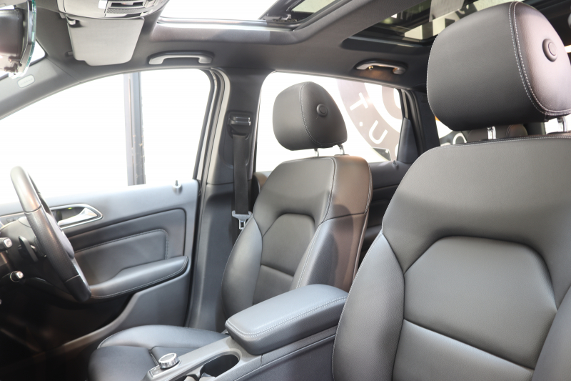 メルセデスベンツ Bクラス B180 ﾌﾟﾚﾐｱﾑ&ﾚｰﾀﾞｰｾｰﾌﾃｨPKG　後期 1ｵｰﾅｰ ｷｰﾚｽｺﾞｰ 黒革 ﾊﾟﾉﾗﾏSR HDDﾅﾋﾞTV ｽﾏﾎ連携 harman/kardon ﾊﾞｯｸｶﾒﾗ PTS LEDﾗｲﾄ EASY-VARIO PLUS 17AW 7AT　2年保証