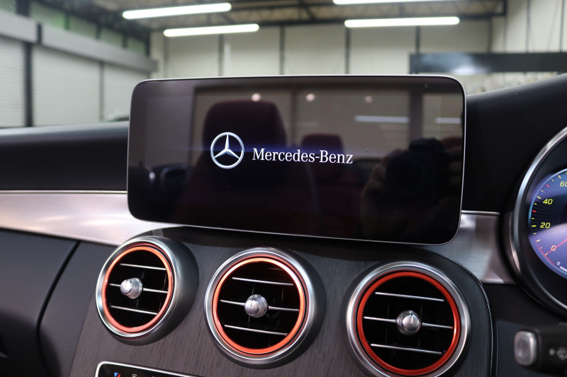 メルセデスベンツ Cクラス C180ｶﾌﾞﾘｵﾚ ｽﾎﾟｰﾂ ﾚｻﾞｰｴｸｽｸﾙｰｼﾌﾞ&ﾚｰﾀﾞｰｾｰﾌﾃｨPKG　後期 MEｺﾈｸﾄ ｷｰﾚｽｺﾞｰ 赤本革 ｴｱｽｶｰﾌ ﾍｯﾄﾞｱｯﾌﾟD HDDﾅﾋﾞTV&ｷｬﾝｾﾗｰ ｽﾏﾎ連携 ﾊﾞｯｸｶﾒﾗ PTS LEDﾗｲﾄ AMGｴｱﾛ&19AW ｴｱｻｽ ﾀﾞｲﾅﾐｯｸS 9AT　2年保証