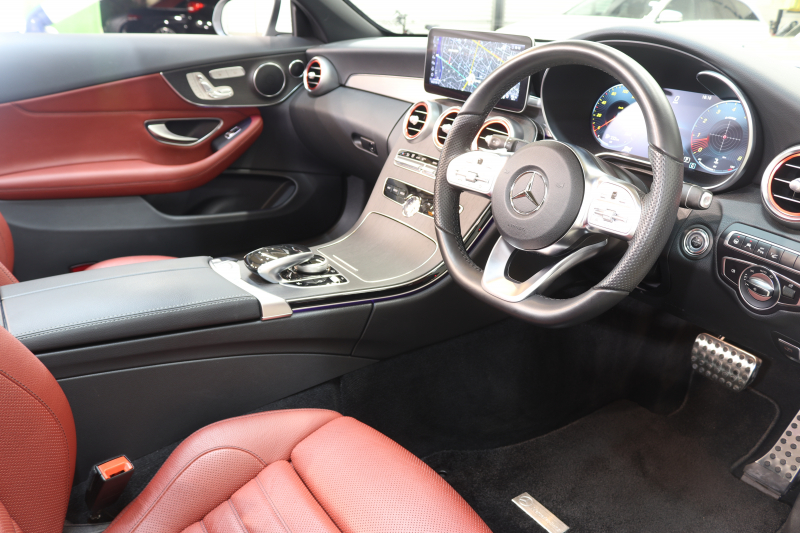 メルセデスベンツ Cクラス C180ｶﾌﾞﾘｵﾚ ｽﾎﾟｰﾂ ﾚｻﾞｰｴｸｽｸﾙｰｼﾌﾞ&ﾚｰﾀﾞｰｾｰﾌﾃｨPKG　後期 MEｺﾈｸﾄ ｷｰﾚｽｺﾞｰ 赤本革 ｴｱｽｶｰﾌ ﾍｯﾄﾞｱｯﾌﾟD HDDﾅﾋﾞTV&ｷｬﾝｾﾗｰ ｽﾏﾎ連携 ﾊﾞｯｸｶﾒﾗ PTS LEDﾗｲﾄ AMGｴｱﾛ&19AW ｴｱｻｽ ﾀﾞｲﾅﾐｯｸS 9AT　2年保証